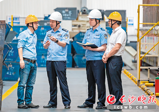 长沙市公安机关工作人员走访企业,为企业高质量发展保驾护航。孙勇 摄