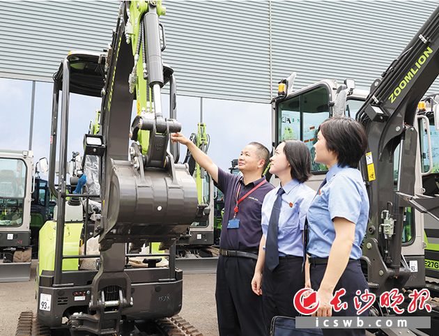 长沙市岳麓区人民检察院检察官实地勘察,为企业提供司法服务。胡艳 摄