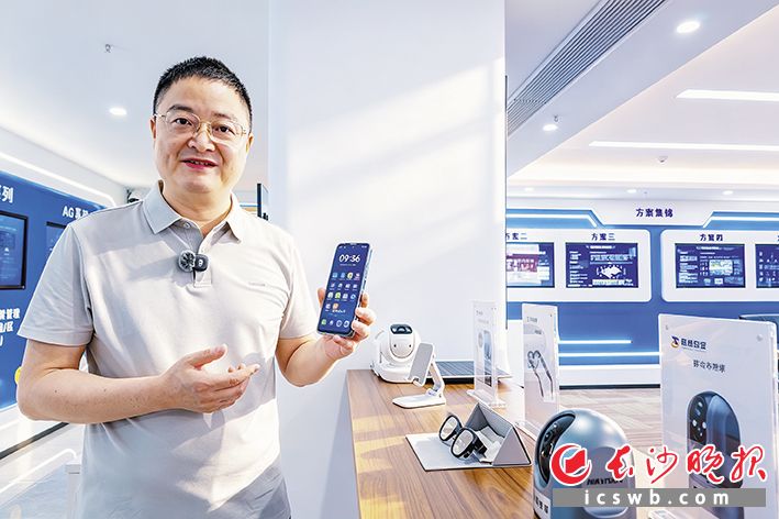 7月4日,李颖悟向记者展示装有玄览AI大模型的手机。 长沙晚报全媒体记者 陈飞 摄