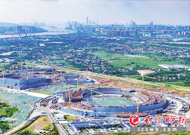 长沙奥体中心“一场两馆”正向着7月底主体结构全面封顶冲刺。长沙晚报全媒体记者 邹麟 摄