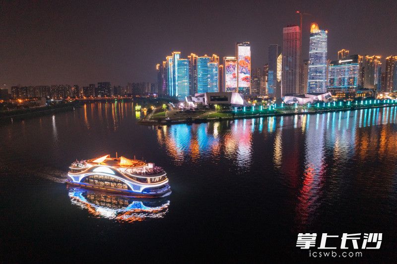 长沙城发集团打造的新能源游轮“橘洲号”在一江两岸缓缓行驶。长沙晚报全媒体记者 邓迪 摄