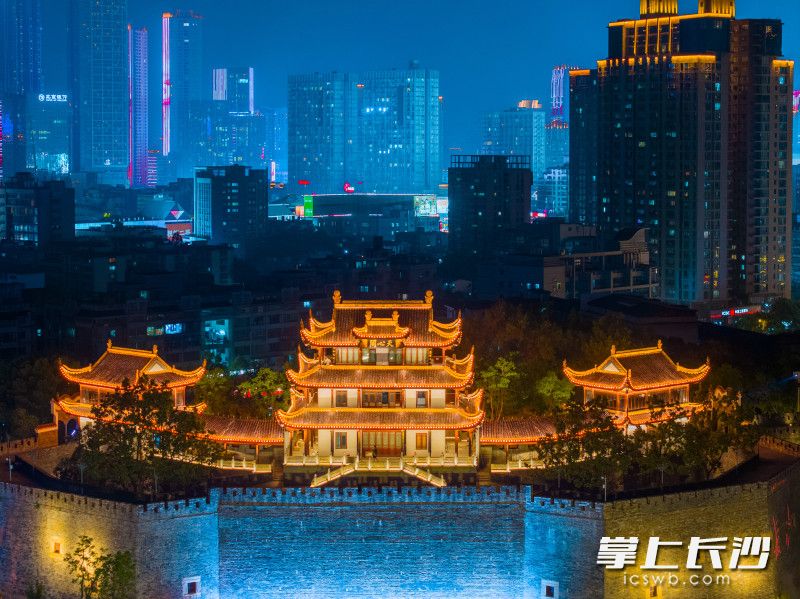 古城墙与城市光影相互交错,构成独属于长沙的“赛博朋克”。长沙晚报全媒体记者 邹麟 郭雨滴 摄
