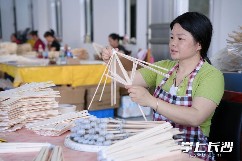 浏阳市达兴工艺品厂里,工人们正在忙碌。均为长沙晚报全媒体记者 刘攀 摄