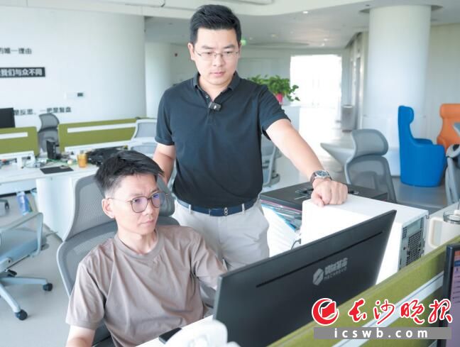 为仪科技董事长赵剑锋（右）和团队成员讨论技术问题。 长沙晚报全媒体记者 刘攀 摄