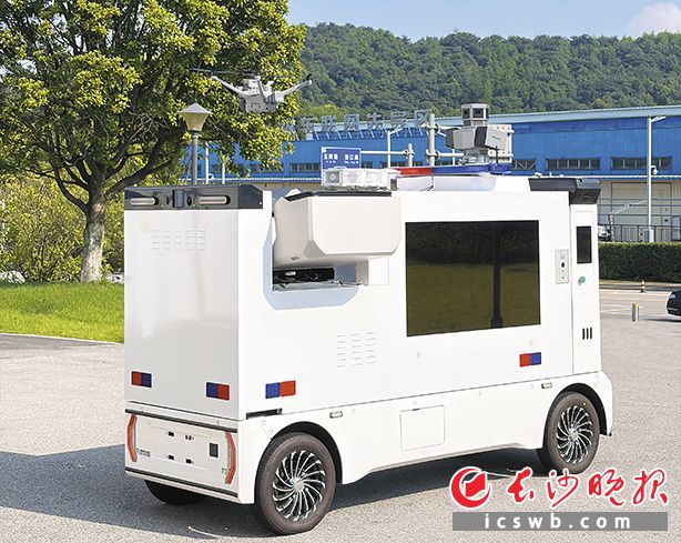 近日,湖南省首台“空地一体”无人巡逻车在长沙亮相,构建“地面巡逻+空中侦察”立体安防模式。长沙晚报通讯员 彭欣婧 供图
