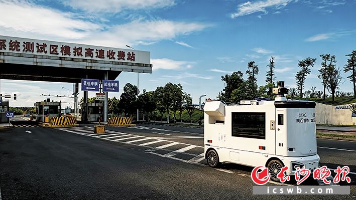 湖南省首台“空地一体”无人巡逻车正式落地投运。该车具备L4级自动驾驶能力，可让传统巡逻范围扩大10倍以上。长沙晚报全媒体记者 陈飞 摄
