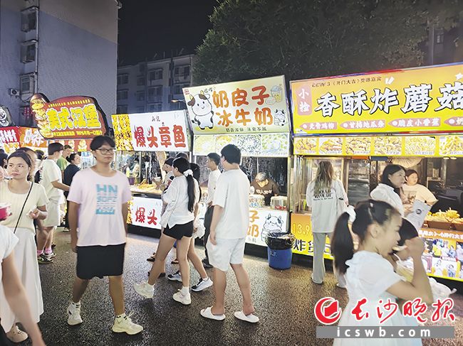 扬帆夜市的奶皮子冰牛奶摊位。均为长沙晚报全媒体记者 陈星源 实习生 卿海贝 摄影报道