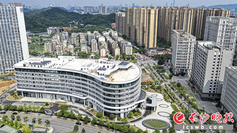 长沙北斗研究院总部基地,这座形如“大脚丫”的建筑,寓意“千里之行,始于足下”的务实精神。 长沙晚报全媒体记者 余劭劼 摄
