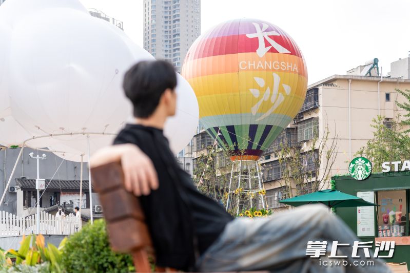 南广场上,20米高热气球、云朵艺术装置等,成为新晋网红打卡点。