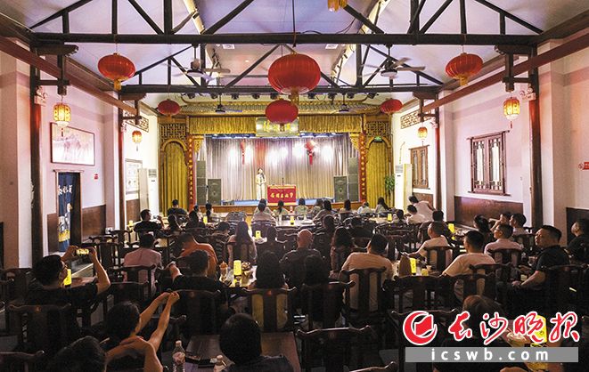 长沙火热的小剧场演艺带动全国游客纷纷前来打卡，激活夜间消费。图为观众正在得乐社小剧场观看演出。长沙晚报全媒体记者 黄启晴 摄