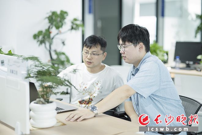 在浏阳火字印形设计有限公司的试验现场,一群跨界而来的青年,正试图用科技改写千年烟花产业的旧模样。图为陈文雄(右)和团队成员正在商讨实验方案。长沙晚报全媒体记者 黄启晴 摄