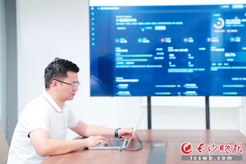 刘泽亮的办公室不大,但他的“AI版图”却能无限伸展。长沙晚报全媒体记者 刘攀 摄