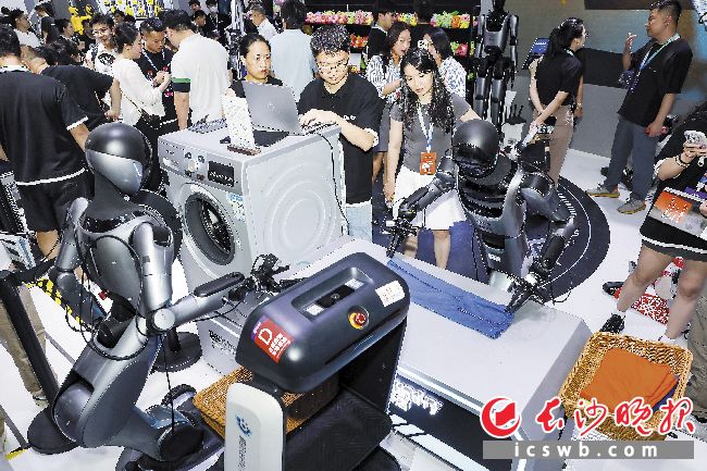 2026世界机器人大会，擎朗智能人形机器人展示洗衣房的衣物识别、投放、折叠等操作。