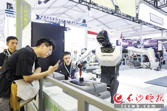 2026世界机器人大会，中联重科机器人展示拧螺丝。