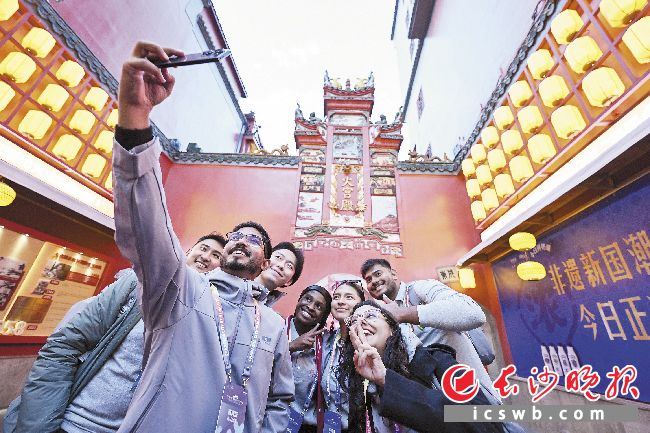 今年暑期长沙跻身全国入境游热门城市前十，对涉外文旅全链条服务提出更高要求。长沙晚报全媒体记者 黄启晴 摄（资料图片）