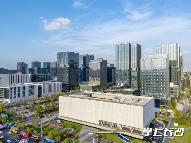 地铁2号线西延二期沿线串联多个产业园区。 湘江早报全媒体记者 范龙贵 摄