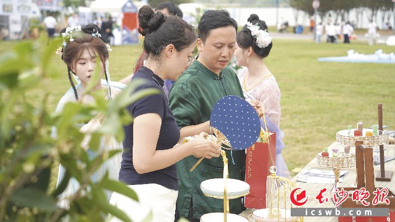 作为本届旅发大会活动之一的“这礼是长沙”文创非遗集市展吸引众多市民参加。星沙时报全媒体记者 邬振 摄