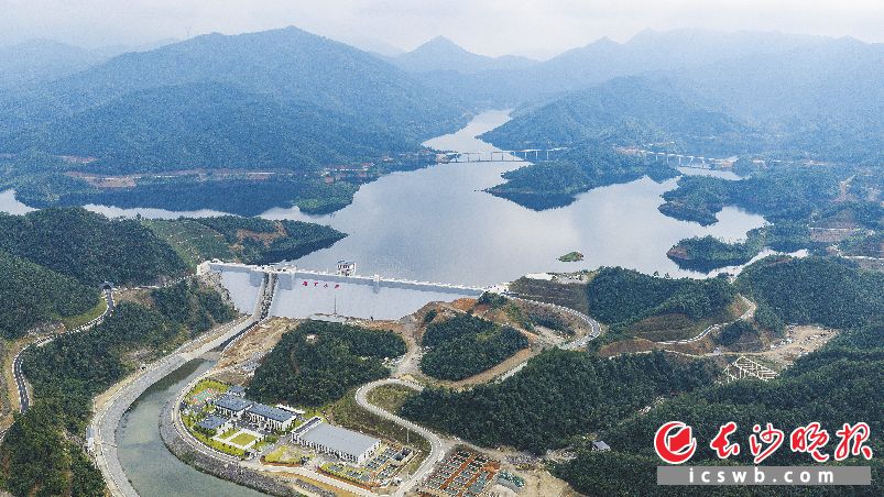 浏阳椒花水库库区水位抬升至170米，全线贯通的库周公路沿山腰蜿蜒延展，串联起山水生态、红色旧址、非遗古建。长沙晚报全媒体首席记者 黄启晴 摄