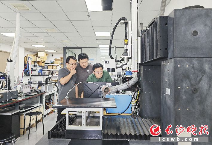 八思量技术团队在查看激光设备的运行参数。长沙晚报全媒体记者 徐运源 摄