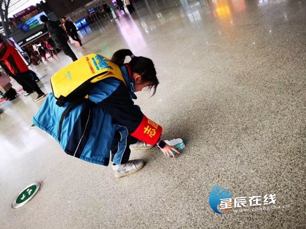 春运送福 长沙清水塘第三小学志愿者高铁站宣