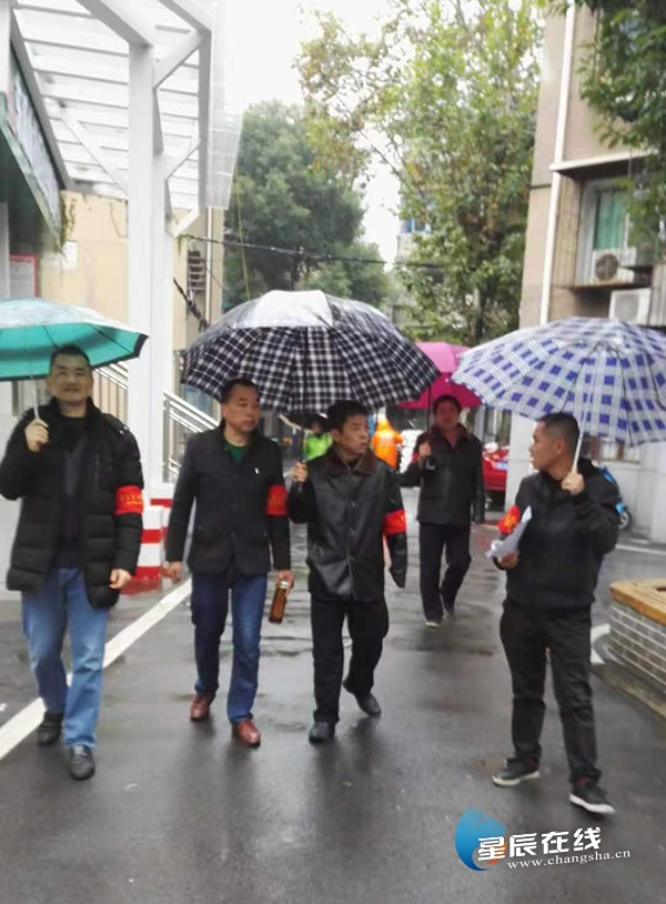 东瓜山社区组织志愿者在辖区开展消防安全应急