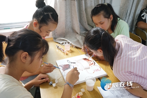 中南学子"三下乡" 为安化山区学子送去创意课堂