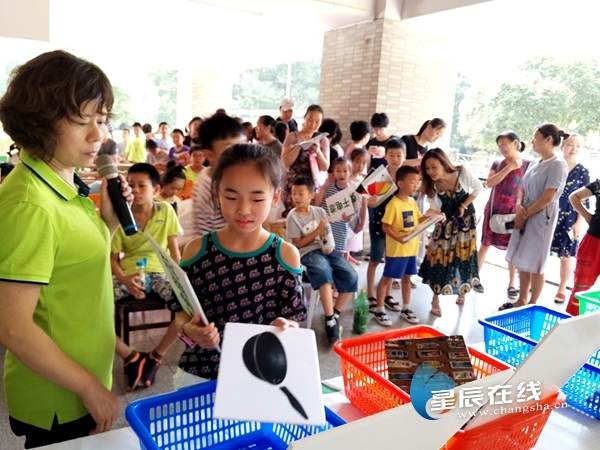 鄧平輝 張勇)8月22日,銀盆嶺街道銀鴻社區沁園春小區聯合長沙市綠動