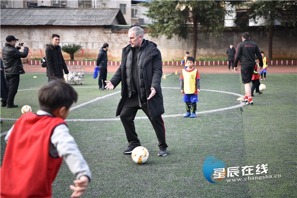 香港习冠足球主教练来长考察足球小将 寻找新