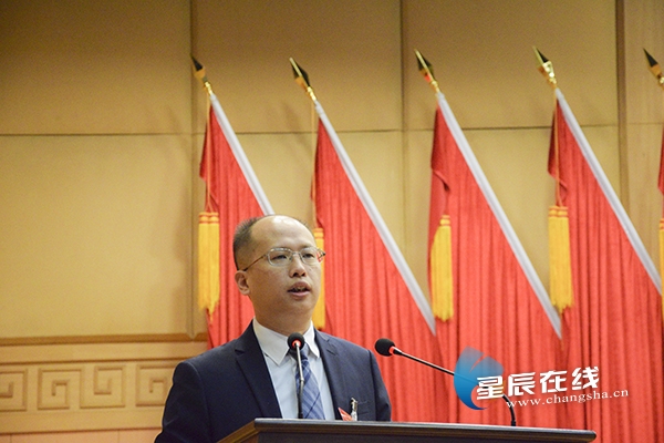 (芙蓉区委副书记,区长周春晖向大会作政府工作报告.