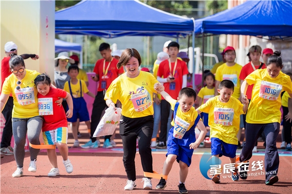 2019年全国青少年体育冬必一运动官网夏令营（湖南站）开营 亲子主题花样多(图2)