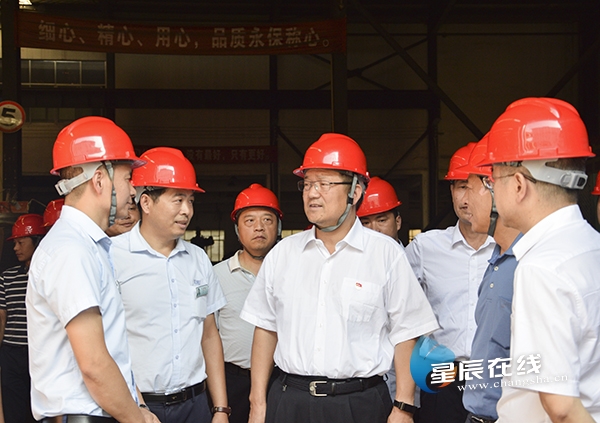 (在湖南西湖电线电缆有限公司,刘湘凌 前排左三>一行听取了企业负责人