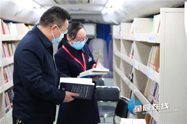 除"两会"专题资料汇编外,长沙图书馆还提供纸质图书和电子书刊借阅