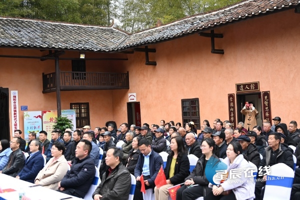 "激动与自豪在青年党员李益玲心中不断激荡.精心创作的"最是潇