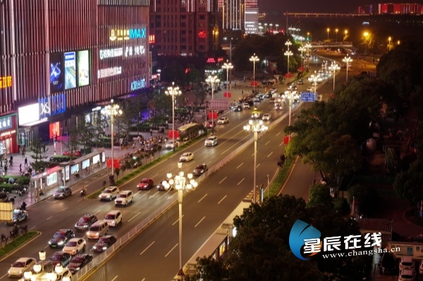 长沙城管推进湘江中路路灯提质升级 智慧光影绘就星城新夜景(图1)
