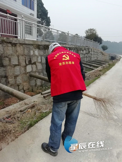 长沙县开慧镇开展迎新春卫生大扫除活动 红红