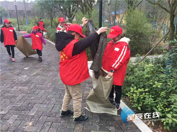 参与清扫大行动 含浦街道小志愿者们干劲足