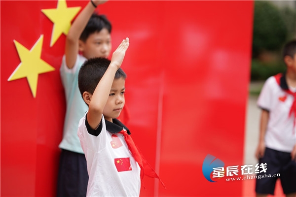 长沙县开学第一课:同升国旗,共唱国歌