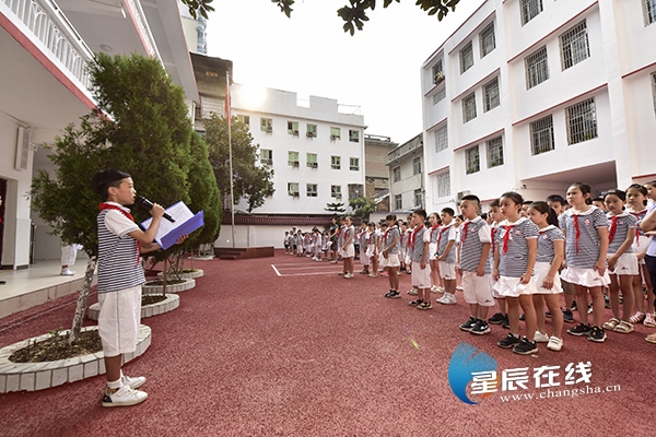 芙蓉區東茅街小學:孩子們花樣登場 樸實語言感動身邊老師