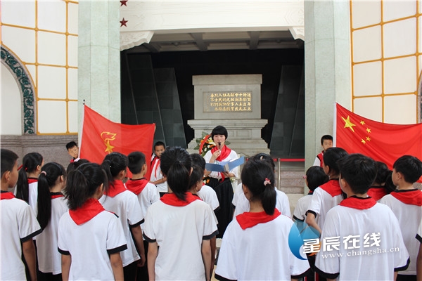 紀念日前夕,嶽麓區聯豐小學師生代表來到烈士公園烈士紀念塔緬懷先烈