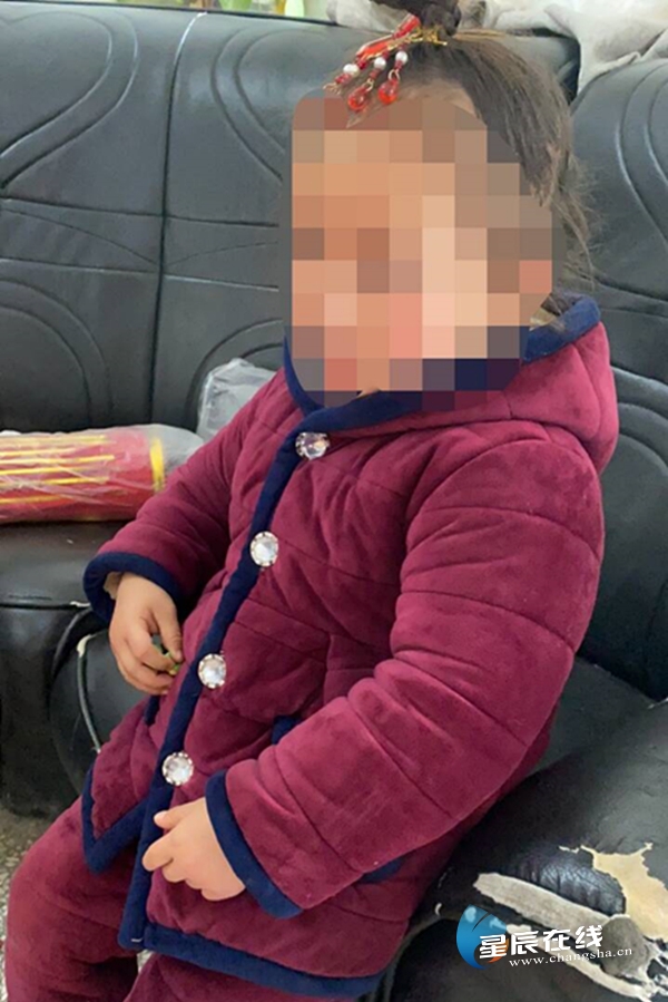 暖心民警帮走失小女孩寻亲 提醒:春节人流多注意照看小孩