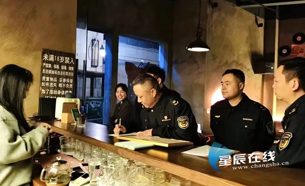 利剑护蕾雨花区持续开展酒吧专项执法检查