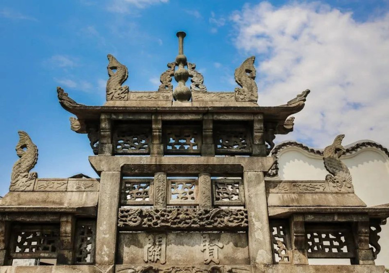 牌坊背面刻着“贤关”二字。图片来源:“老城烟火 西文庙坪”微信公众号