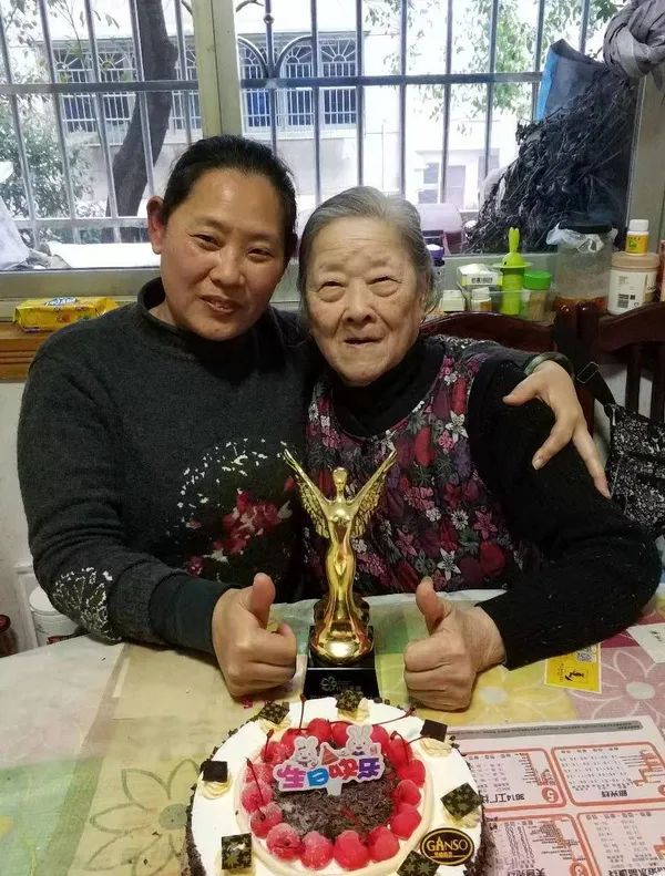 贾远满和妈妈一起庆祝荣获最美女姓.jpg