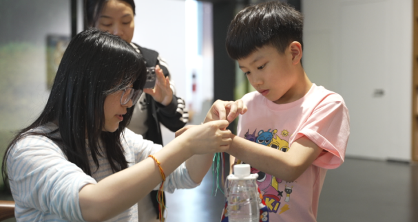 老师手把手教孩子。