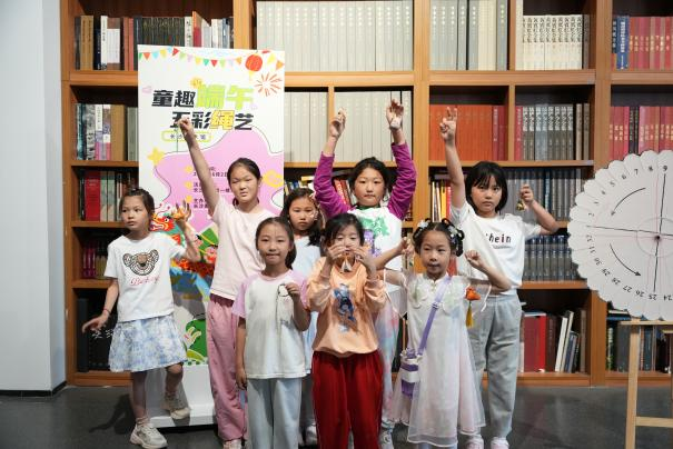 孩子们集体亮相手工作品。