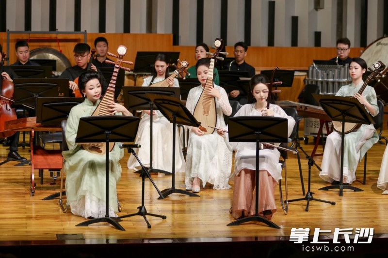 民乐演奏。