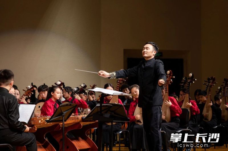 指挥乐团。
