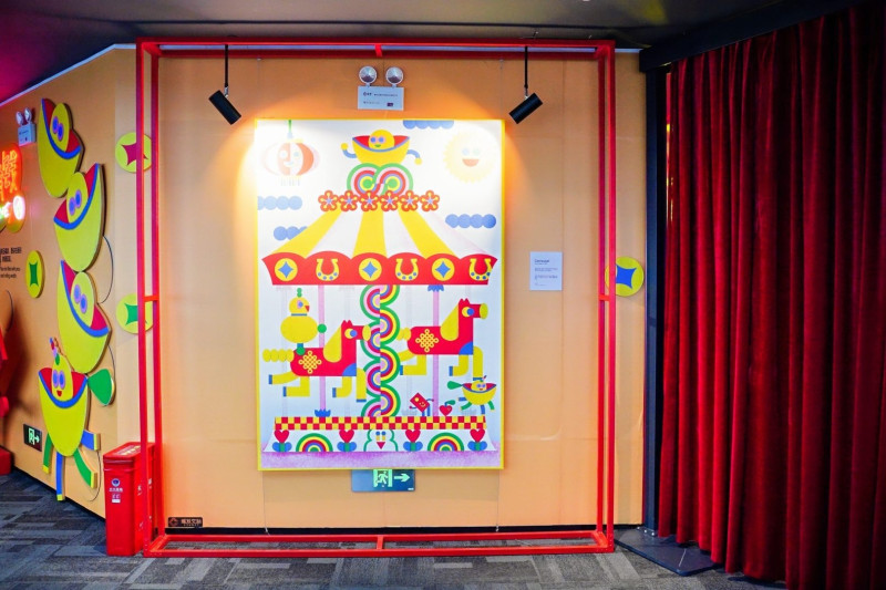 Pierre Guignard的《Carrousel》，将法国的旋转木马、马蹄铁与中国的红包、元宝、钱币、中国结等元素融为一体，满满都是喜庆。