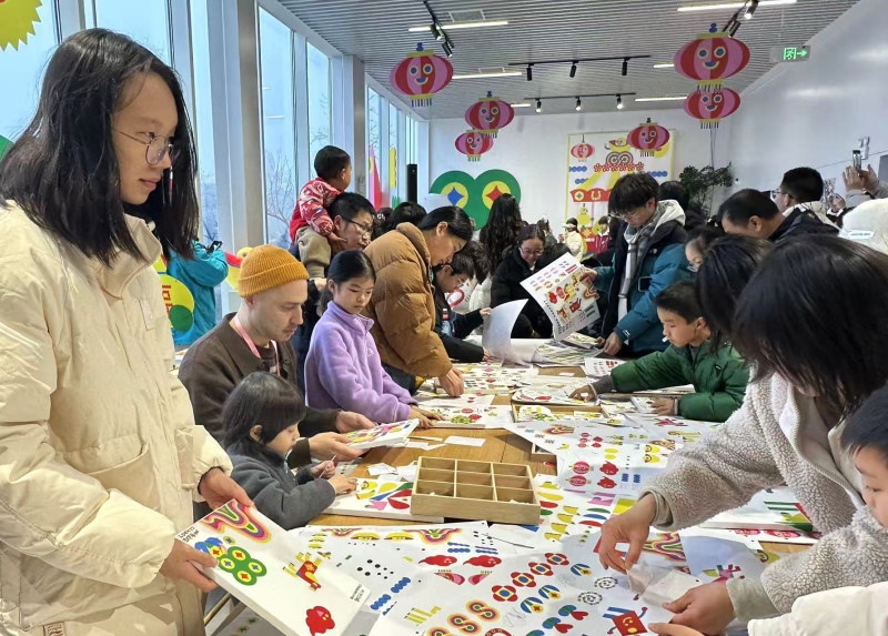 Pierre Guignard为长沙市民游客送上新春祝福。