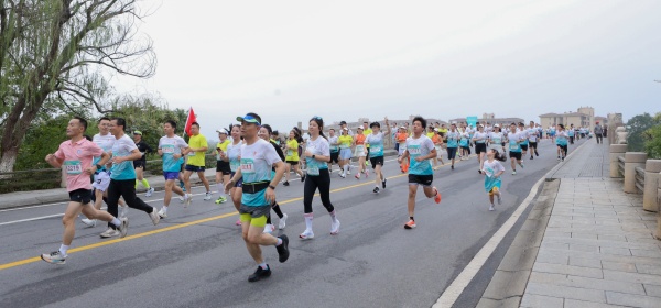 3000名跑者共赴运动文旅盛宴 “与宁乡约·湖山入画行”环湖跑激情开跑